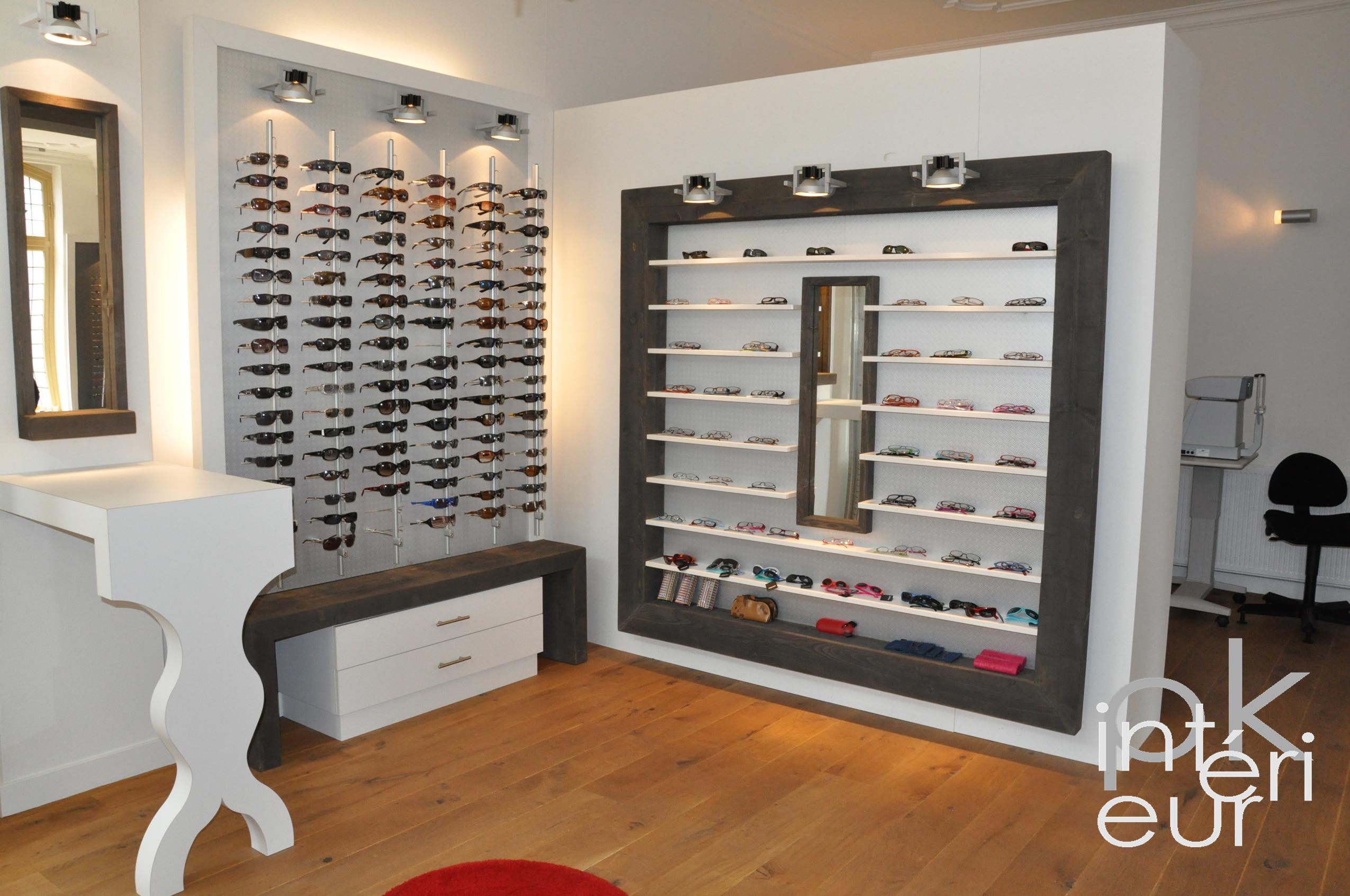 Interieurontwerp en meubel design voor renovatie van optiek winkel